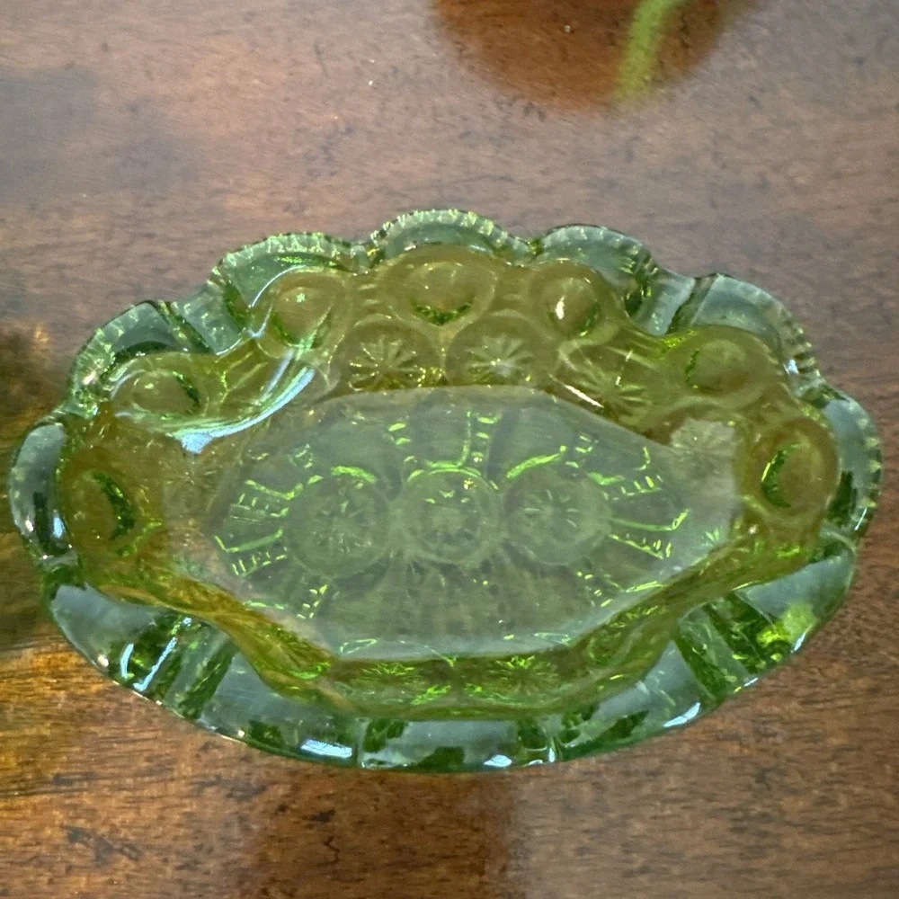 2 - 4.25" L.E. Smith MOON & STARS Green Glass Ashtray Trinket Vanity Dish VNTG - Picture 7 of 7